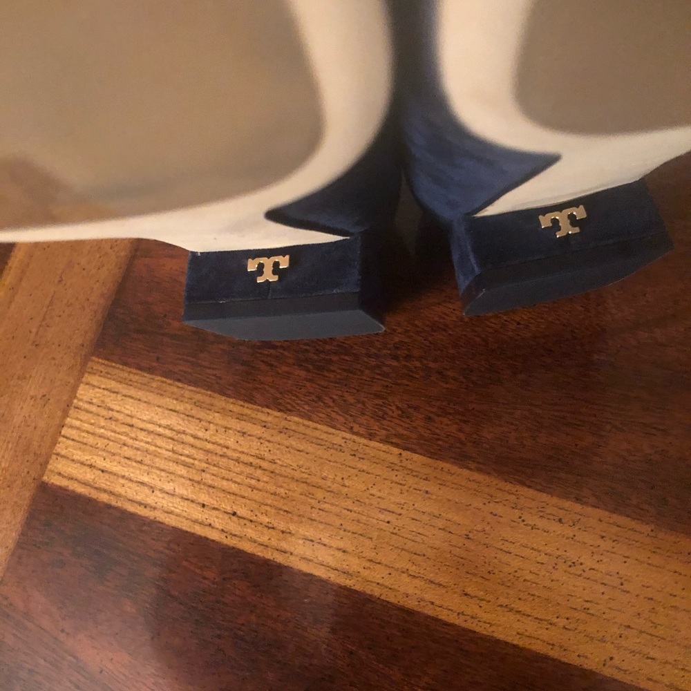 SOLD- Tory Burch Navy Gigi Logo Suede 25mm Pump - Picture 5 of 8